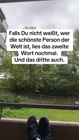 #foryou #lachkick #zumlachen #zumtotlachen #extremgutewitze Falls Du nicht weißt, wer die schönste Person der Welt ist, lies das zweite Wort nochmal. Und das dritte auch.