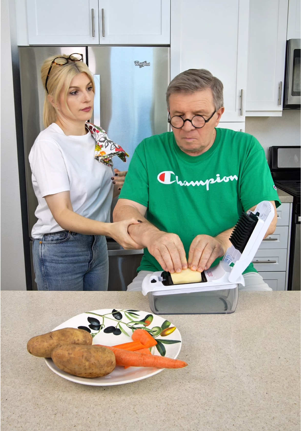 Let me help you 🫢🤣 #funny #comedy #funnyfamily #humor #funnyvideos 