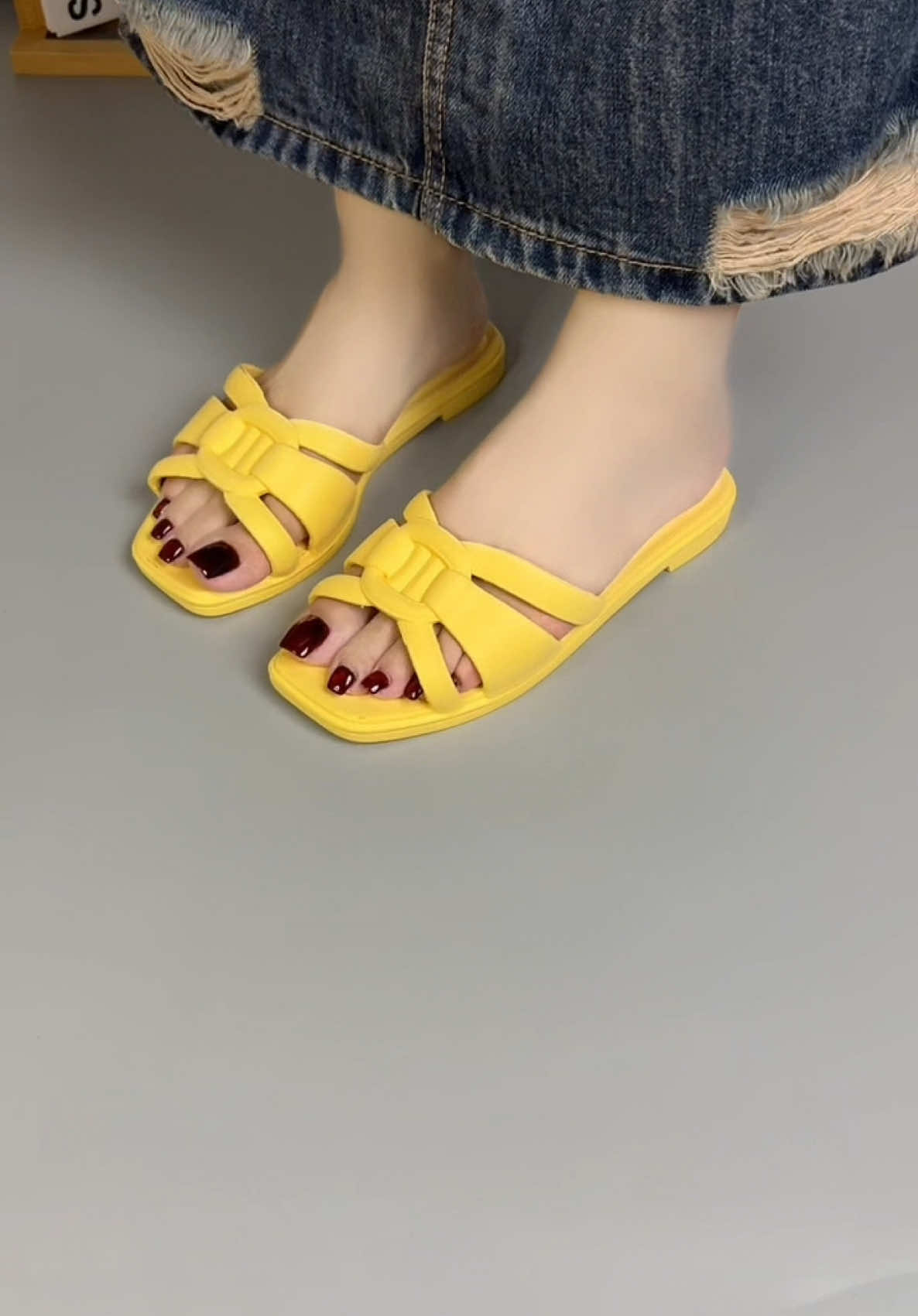 Dép quai ngang đế bệt lên chân siêu xinh #depquaingang #depbet #depxinh #xuhuong2025 #yfp 