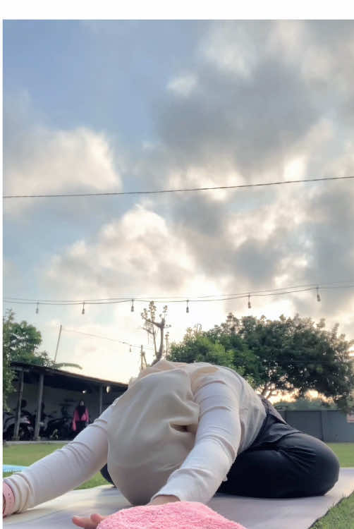 Sesuka itu sama yoga 6 a.m  lebih tenang seger, gak banyak disktraksi suara 🍃⛅️ 💕 #yogaflow #yogapractice #yogatok #yogaoutdoor #yogatulungagung 