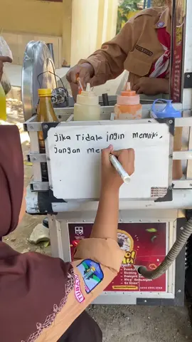 Sudah terlalu jauh hubungan ini, tapi tak ada kepastian sama sekali..  lalu kau anggap aku ini… 😌😌 Terima kasih sudah mampor beli PENTOL RINDU nya ☺️🙏 #pentolrindumasteguh #katakatabakolpentol #jowostory #smpstory🌻 #fyppppppppppppppppppppppp 