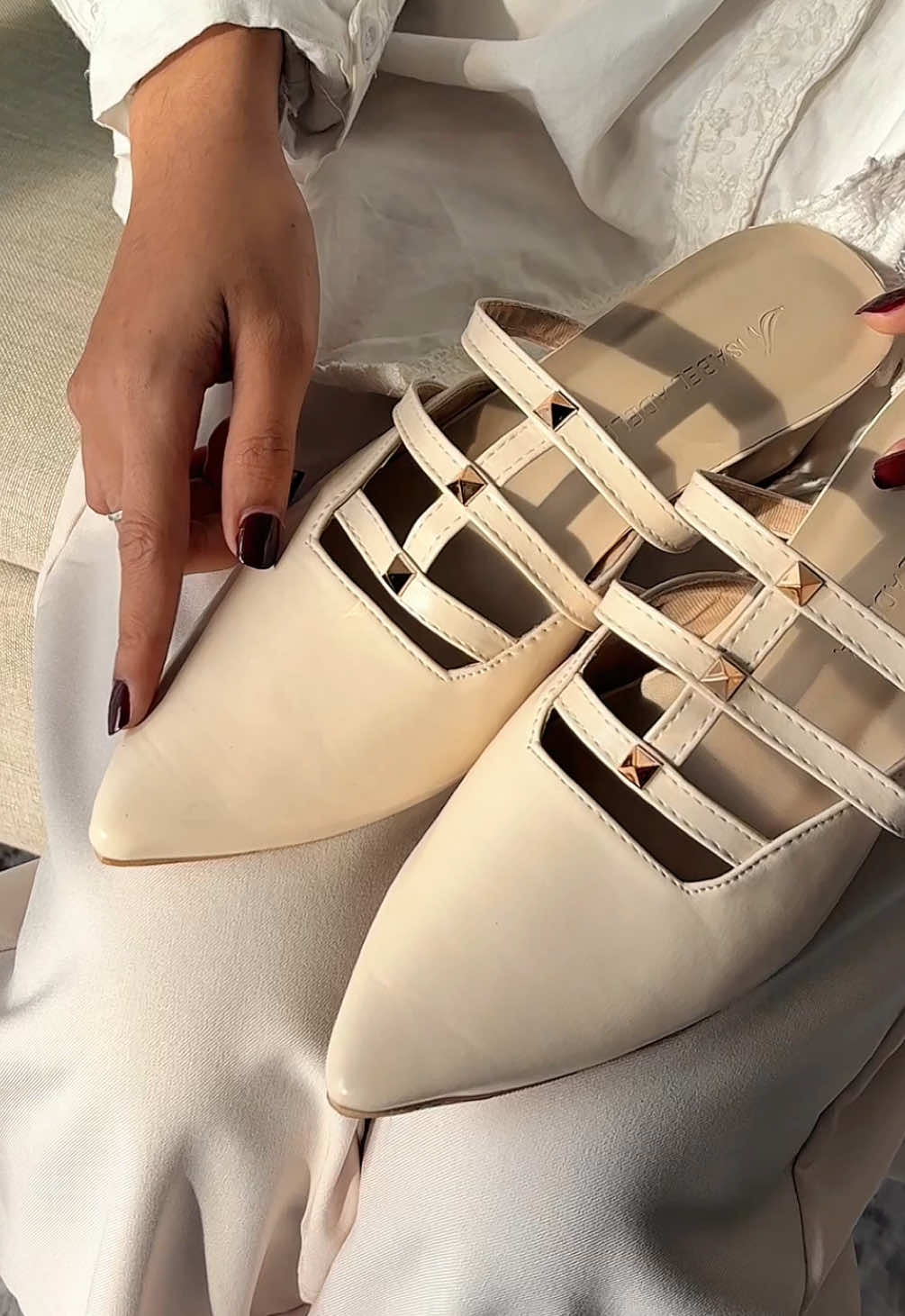 Turn on the elegant looks✨ ISLA Heels elegan dengan aksen gold bikin looks tambah classy dan berkelas🤍 #isabeladelia #heels #heelswanita #OOTD #fitsanyoccasion 