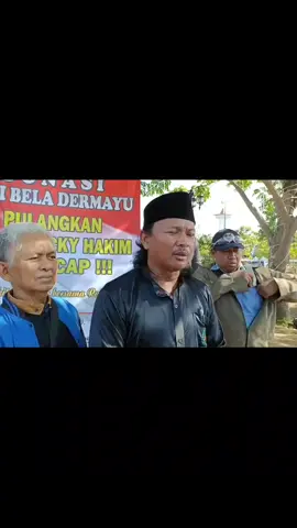 INDRAMAYU – Aksi oleh Gerakan Rakyat Indramayu (GRI), Bertempat di Alun-Alun Indramayu pada Jumat (3/10/2025), GRI secara resmi meluncurkan kegiatan “Launching Donasi Aksi Bela Dermayu”, sebuah gerakan penggalangan dana yang bertujuan untuk memulangkan sang Bupati ke kampung halamannya di Cilacap.  Aksi ini digelar sebagai bentuk kekecewaan mendalam masyarakat dan sejumlah aliansi terhadap janji-janji politik Bupati Lucky Hakim yang dinilai tidak konsisten dalam upaya pemberantasan korupsi, kolusi, dan nepotisme (KKN).  Ketua GRI, Muhammad Solihin, menyatakan bahwa masyarakat merasa dikhianati oleh komitmen yang sebelumnya digaungkan. Menurutnya, janji mewujudkan pemerintahan bersih dan demokratis hanya sebatas pencitraan belaka.