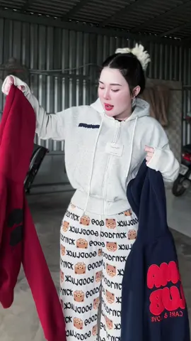 Mẫu áo khoác dày có túi trong ngoài kèm xỏ ngón. 