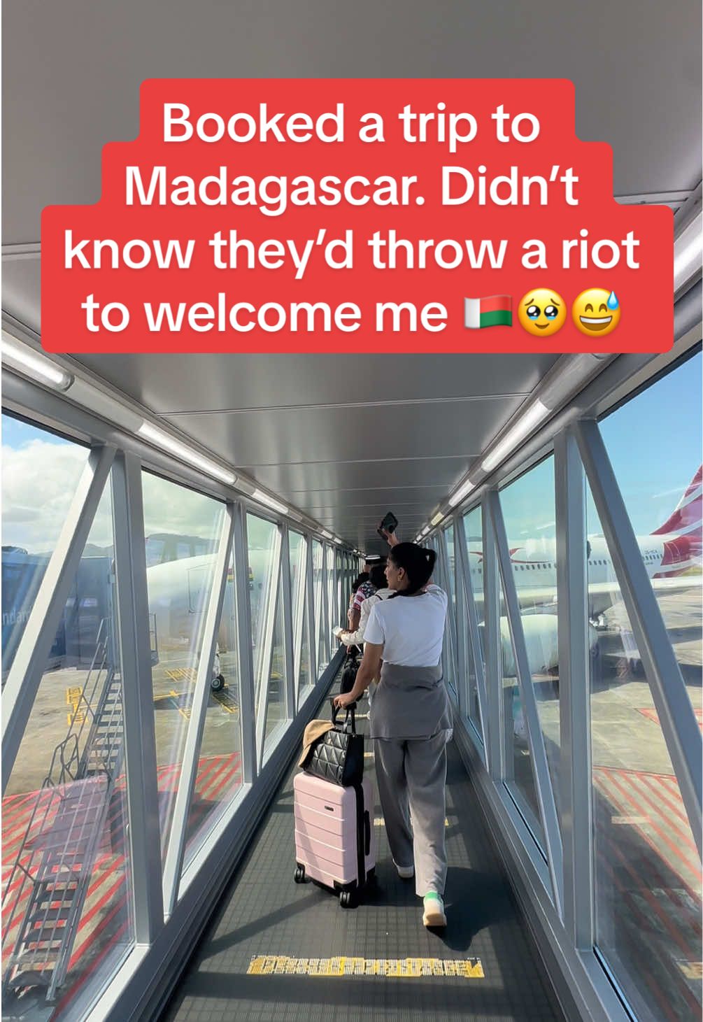 Hours before the flight, everything seemed under control ✈️🇲🇬 → It was just a simple demonstration, even the flight delay was only one hour. We landed safely and I thought nothing more of it… until boom 🐦‍🔥🥺 → Travel always has surprises, and this one was unforgettable. It definitely teaches you that adventure doesn’t always look like postcards. Sometimes, it looks like history unfolding right in front of you If you want to know what happened next, keep following my journey #madagascar🇲🇬  🤍❤️💚 #travel #travelmadagascar #africa #travelblogger 