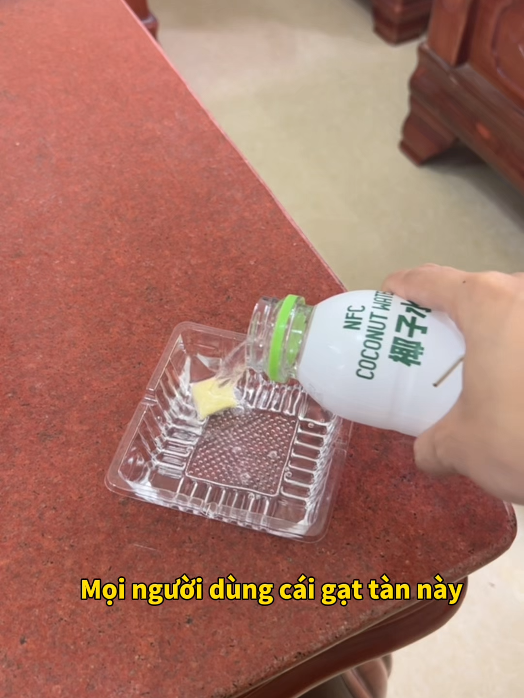 Gạt tàn dùng một lần không có tro bay và mùi khói. Mua một lần và sử dụng trong nửa năm.