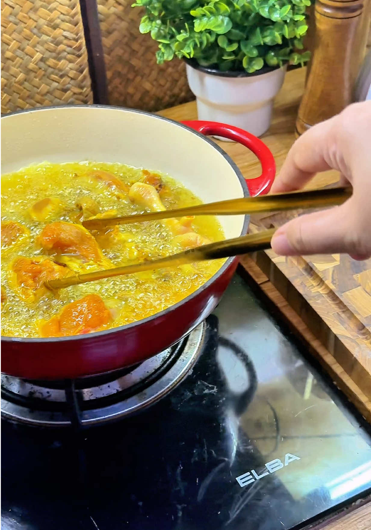 pengepit warna gold panjang, akan dapat 3pcs dan murah je ni #foodthong #penyepitmakanan #penyepitgorengikan 