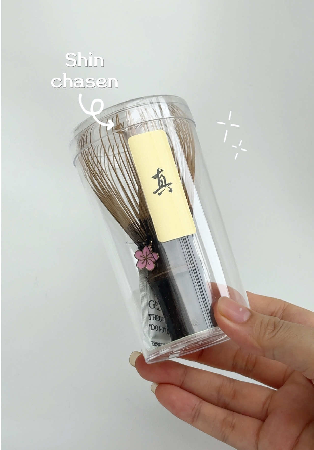 Time to change my chasen 😌  .☘︎ ˖꙳  Vét lọ Iwai no Mukashi - Ryuouen vẫn thấy ngoăn 🤤 Khui >1 tháng, date 24/10 mà vẫn xanh, chả bù cho mấy em seasonal 🌿🍁🧎🏻‍♀️🧎🏻‍♀️ #IwaiNoMukashiRyuouen #shinchasen #ceremonialmatcha #matchalover #matchaholic