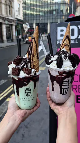 It’s the weekend - treat yourself!  💚 Mint Chocolate or Oreo - which freakshake would you choose? 🤎 #freakshake #milkshake #softserve #london 
