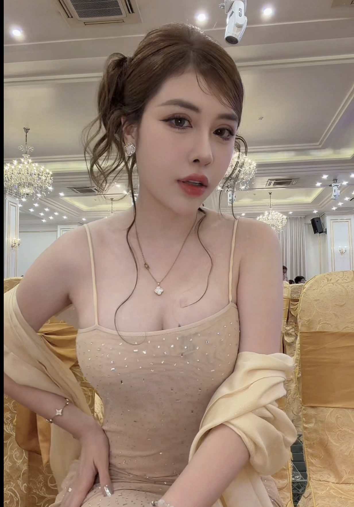 Outfit đi ăn đám cưới lỡ trùng màu khăn trải bàn 🙂