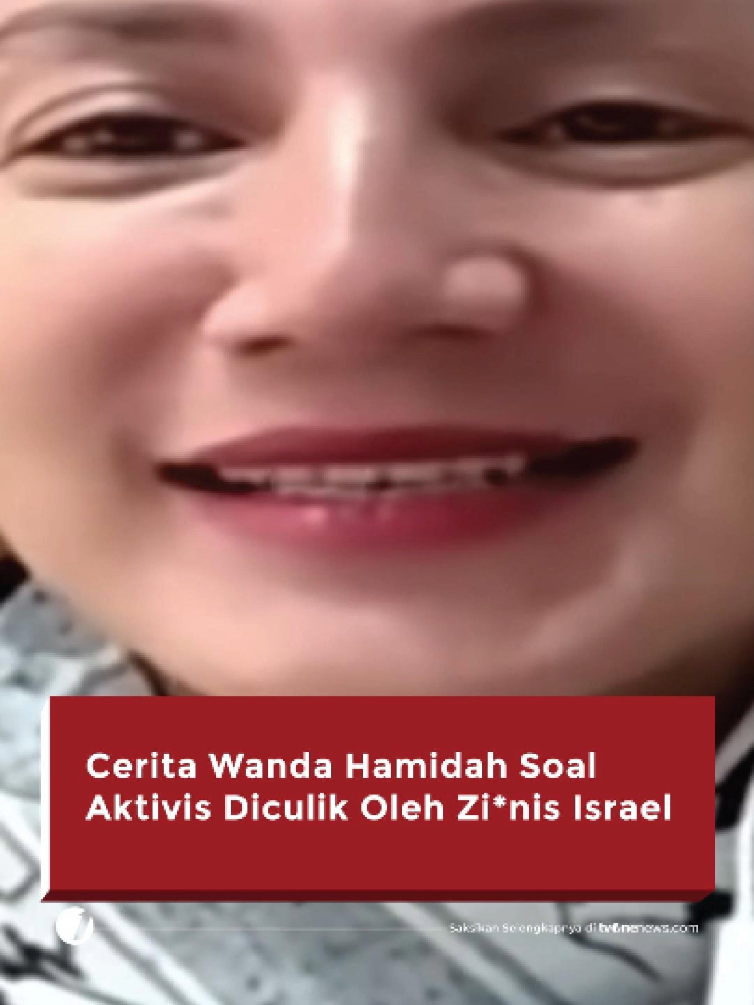 Misi kemanusiaan terbesar untuk mematahkan blokade Gaza, Global Sumud Flotilla (GSF), terus menyita perhatian dunia setelah Angkatan Laut Israel (IDF) melakukan pembajakan paksa sejumlah kapal di perairan internasional.  Insiden yang terjadi pada Kamis (02/10/2025) itu mengakibatkan penculikan ratusan aktivis dari puluhan negara, memicu kecaman keras dari berbagai pihak, termasuk Indonesia. Simak video selengkapnya hanya di https://tinyurl.com/3z3ctry3 #HardNews_Sosial #FlashOne #CariBeritaditvOne #WandaHamidah #PerjalananKemanusiaan #Gaza #Palestina #FO02