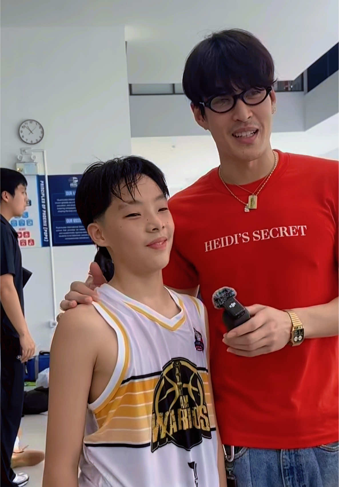 โค้ชกระทิงมาให้กำลังใจไตตั้น ปีนี้อยู่ละทีมกัน น่ารัก น่าเอ็นดูทั้งคู่ (อดเห็นกระทิงเต้นเลย) รอบหน้าเอาใหม่น่ะ ไตตั้น 💛✌️😘🤣#kratingg #กระทิงขุนณรงค์ #kratingkhunnarong 