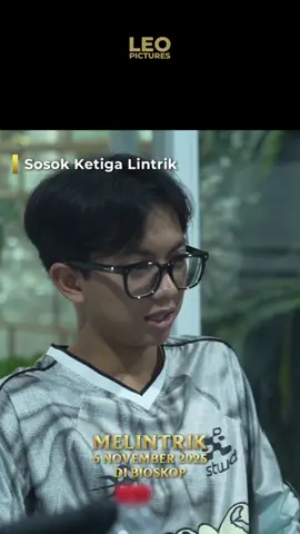 Mas yanto lagi persiapan reading nih gaes 😁 semangatin lewat komen dong kalau kalian mausuport mas yanto nya  mimin 😁 Saksikan FILM SOSOK KETIGA LINTRIK Tayang 06 November 2025 di Bioskop! #SosokKetigaLintrik #FilmSosokKetigaLintrik #LeoPictures #tiktoktainment #korizen 