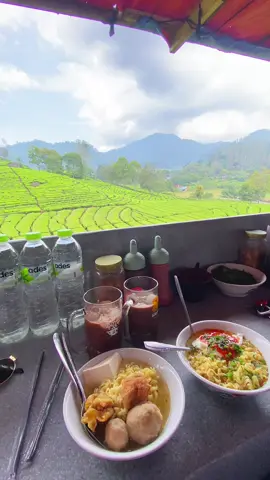 Indomie with a view🍃🫶🏻 #ciwidey #rancabali #bandung 