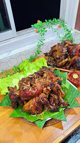 Aku bikin Ayam Bakar 40 potong dan teman teman nya.. Ayam bakar nya aku bikin yg versi simple tapi enak bgt.. yuk sini aku kasih tau resep nya siapa tau kalian mao bikin juga dirumah !! Bumbu Ayam Bakar - Bumbu racik Ayam Bakar - gula merah - kecap manis - daun salam - daun jeruk - air   - garam - penyedap #AyamBakar #FoodFestOnTiktok #SerunyadiTiktok 