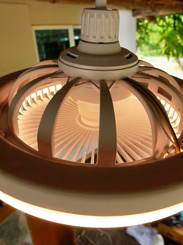 เปิดไฟแล้วลมพัดใครจะเชื่อว่าทำได้ แต่อันนี้ทำได้ ไฟเพดานพร้อมพัดลม ติดตั้งง่ายแค่หมุนแทนหลอดไฟเดิม ได้ทั้งแสงและลมในเครื่องเดียว ปรับไฟได้ 3 โทน ปรับพัดลมได้ 3 ระดับ คุมทุกอย่างด้วยรีโมท เหมาะกับห้องที่อับ ไม่ค่อยมีลมผ่าน เช่น ห้องนอน ห้องครัว ห้องน้ำ หรือห้องนั่งเล่น #ไฟพัดลมติดเพดาน #โคมไฟพัดลมรีโมท #ไฟเพดานE27 #พัดลมไฟเพดานห้องนอน #โคมไฟเพดาน3โทน 