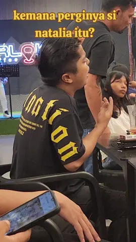 focus kamera ke abang yg baju hitam, kayaknya abng itu agak lain🫣 #fyp  #nagabetrio #serlokcoffe 