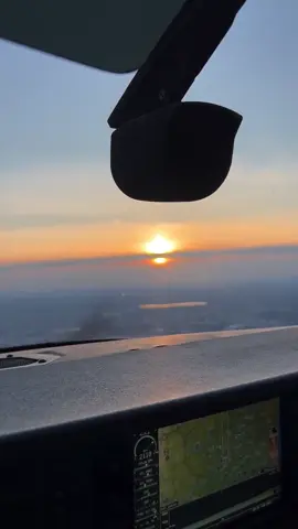 Mit freunde in Richtung Sonnenuntergang 🌅  @Lek Mo  #cessna #182 t #g1000 🛩️ #aviation #pilot               