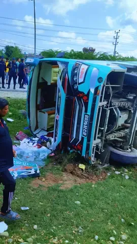 धनगढी देखि पोखरा जाँदै गरेको बस बोराडाँडी मा दुर्घटना भएको 😭😭😭 मान्छे बचाउदा खेरी घटना भएको 