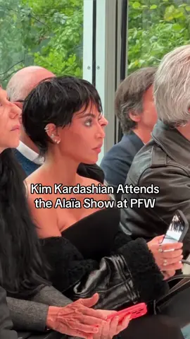 Bonjour to #kimkardashian and her new ‘do! The star debuted a dramatic chop this morning at #alaia’s #ParisFashionWeek show. Tap the link in our bio for all the details on her short and sweet look. 