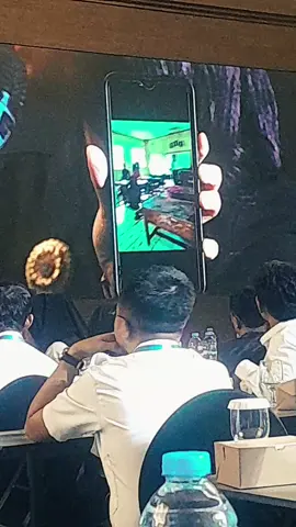 Behind the scene MBG disini kita tau TIDAK SEMUA ANAK BANGSA mendapat makanan sehat bergizi setiap kali makan. mereka menunggu pendistribusian MBG dengan sabar dan antusias karena perjalanan dapur MBG ke lokasi ditempuh dengan jarak 1,5 jam. Tahukah apa salah satu surat cinta untuk dapur yang mengirimkan MBG pada mereka???  