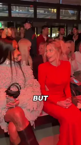 Mais qui est cette femme mystérieuse avec une tête de cheval qui est apparue à la Fashion Week de Paris. #viral #pourtoi #fypシ #fypシ゚viral #fyppppppppppppppppppppppp 