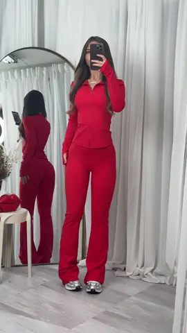 Red colour active wear long sleeved zipped jacket and scrunch bum flared set. #activewear #gymfashion #jacket #flares #redoutfit 