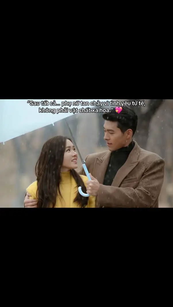 “Phụ nữ có thể mạnh mẽ trước cuộc đời, nhưng lại dễ mềm lòng trước một người biết lắng nghe họ thật lòng.” Nhiều người hay nghĩ phụ nữ bị cuốn hút bởi vật chất, bởi những món quà đắt tiền, những bó hoa thật to, hay những bữa tối sang trọng dưới ánh nến lung linh. Nhưng thực ra, điều khiến một người phụ nữ tan chảy, khiến tim họ rung lên và cảm thấy an toàn nhất… lại giản dị đến bất ngờ. Là khi họ được tôn trọng, như một cá thể độc lập, có cảm xúc, có chính kiến và có những giới hạn cần được lắng nghe. Là khi người đàn ông bên cạnh không hạ thấp họ trong lời nói, không xem thường suy nghĩ của họ, không cắt ngang những giấc mơ chỉ vì “em là phụ nữ”. Được tôn trọng, với phụ nữ, không phải là điều xa xỉ – nhưng lại hiếm, đến đau lòng. Phụ nữ cũng không cần quá nhiều tiền để cảm thấy được yêu. Họ cần sự quan tâm, đúng lúc, đủ chân thành. Đôi khi chỉ là một tin nhắn: “Em ăn gì chưa?”, một cái ôm khi thấy họ im lặng, hay việc nhớ được ngày họ mệt mỏi. ⸻ Họ không cần bạn hiểu họ hoàn toàn – chỉ cần bạn muốn hiểu. Họ không cần bạn luôn đúng – chỉ cần bạn biết xin lỗi khi làm họ tổn thương. Và cuối cùng, họ tan chảy trong tình yêu – thứ tình yêu không cần rực rỡ, không cần phải thể hiện mỗi ngày lên mạng xã hội, mà là thứ tình yêu âm thầm nhưng bền bỉ: ở đó khi họ yếu lòng, nhường nhịn khi cãi vã, và không rời đi khi họ không còn là phiên bản đẹp nhất của mình. Phụ nữ không cần một người đàn ông hoàn hảo. Họ cần một người biết yêu tử tế. Không chiếm hữu, không kiểm soát, không thờ ơ. Họ cần một người bạn đời, chứ không phải một người chủ. Một bờ vai vững vàng, chứ không phải một tài khoản ngân hàng biết nói lời sáo rỗng. Bởi sau tất cả… phụ nữ tan chảy không phải vì túi xách hàng hiệu, mà là vì một ánh mắt dịu dàng trong lúc họ tổn thương. Không phải vì xe sang nhà lầu, mà là một bàn tay siết chặt khi họ thấy lạc lõng giữa cuộc đời. Không phải vì những lời ngọt ngào nhất, mà là sự chân thành khiến họ thấy mình đủ quan trọng để được yêu thương.