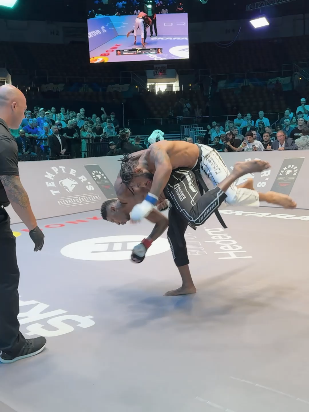 Hip Throw, Ground & Pound, KO. Weathersby’s Brutal KC48 Debut! 🔥 Adrian Weathersby stormed into KC48 like a wrecking ball. First a Harai Goshi hip throw, then savage ground-and-pound, and finally a monster left hook that turned the lights off for good. What. A. Debut. 💥 #judo #karate #throw #ko #knockout #fight #mma