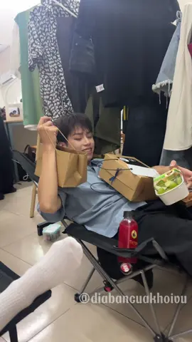 Sau khi được trao bằng khen thì đã có các nhà hảo tâm xuất hiện 💙 #khoivu #anhtraisayhi #atsh2025