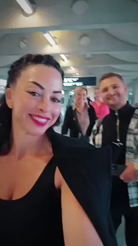 Ce week-end, j’ai voulu capturer l’essentiel Pas juste des images… mais des regards, des rires, des émotions vraies Des femmes et des hommes venus de partout en France, même de Belgique 🇫🇷🇧🇪, qui ont choisi de croire en eux Qui ont osé vivre une aventure différente Qui ont découvert qu’on peut travailler avec le cœur, célébrer ses réussites, se sentir à sa place Ce vlog, c’est plus qu’un souvenir : c’est la preuve qu’un métier peut avoir du sens, qu’une équipe peut devenir une famille, et qu’on peut construire une vie à son image  Si toi aussi tu rêves de liberté, d’épanouissement, de reconnexion à toi-même et aux autres… alors regarde ce vlog Et peut-être que ce sera toi, la prochaine, sur scène, à danser avec notre équipe #minivlog 