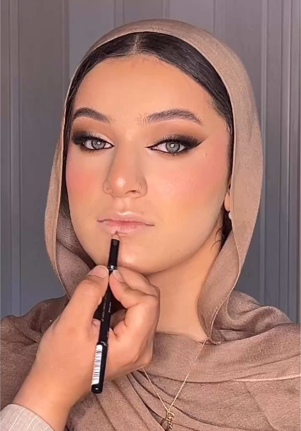 🎓 Learn the art of makeup  step by step 🎓 My 1:1 Makeup Lessons are designed to give you the confidence and skills to create looks you love, on yourself or others. 💄  What you’ll learn: ✨ Skin prep & product knowledge ✨ Blending techniques made simple ✨ How to match foundation & shades correctly ✨ Eye looks that flatter your features ✨ My pro tips & tricks for a flawless finish I’ll demonstrate one side of the face and guide you as you recreate it on the other so you’ll leave with hands on experience. #brisbanemakeupartist #loganmakeupartist #fyp  #makeup #follow 