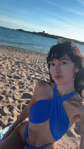 (Toe)pointing it out lol . #feet #bikini #modellife #toesinthesand #beach 
