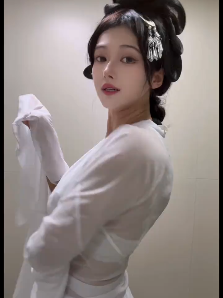 师兄别怕，体修小师妹保护你！ #反差 #肌肉 #甜妹