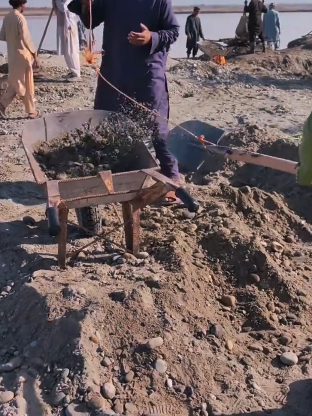 Mining gold on this rich land！！！#GoldSelectionshaker#Separationshaker#Sandgoldshaker#Mineralprocessingshaker#GoldPanningShaker#GoldPanningEquipment#GoldPanning#GoldMine#Vibratingscreen#GoldSelectionEquipment#equipmentmanufacturers #Indonesia#Malaysia