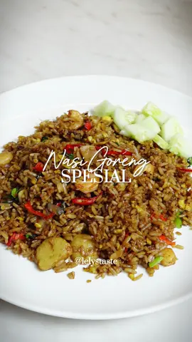 Gak susah kok bikin nasgor yang mirip di resto. Bumbunya simpel cuma iris, kuncinya tetep di kecap manis abc @ABC Ahlinya Buat Citarasa . Jangan lupa pake api besar ya… Dijamin enakk!! Bahan : 7 siung bawang merah 5 siung bawang putih 3 cabe kriting 3 cabe rawit 2 butir telur Bakso, udang 3porsi nasi 1 sdm kecap asin 1 sdm saus tiram ½ sdt garam 1 sdt kaldu bubuk ½ sdt lada 4 sdm Kecap Manis ABC Daun bawang Sayuran 1 sdt margarin #nasigorengspesial #nasigorengsolaria 