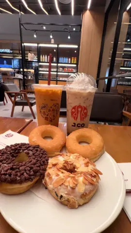 Happy weekend 🥰🥰🥰#nongkrongbareng #santai #jco #donatjco 