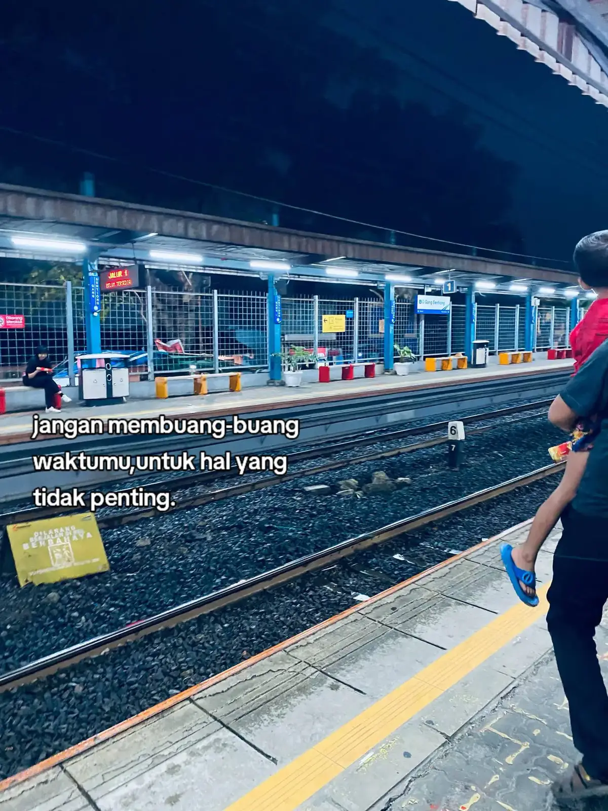 *Resep nasi kuning* Bahan: - 2 cangkir beras - 400 ml santan dari 1 butir kelapa - 400 ml air - 1 sdt kunyit bubuk atau 2 cm kunyit segar, haluskan - 1 sdt garam - 1/2 sdt merica bubuk - 2 lembar daun salam - 1 batang serai, geprek - 2 cm jahe, geprek - 2 cm lengkuas, geprek Cara Membuat: 1. *Menyiapkan Beras:*     - Cuci beras hingga bersih, tiriskan. 2. *Memasak Nasi:*     - Panaskan santan dan air dalam panci. Tambahkan kunyit, garam, merica, daun salam, serai, jahe, dan lengkuas. Aduk rata hingga mendidih.     - Masukkan beras ke dalam panci, aduk rata. Masak dengan api besar hingga air mendidih.     - Setelah air menyusut, kecilkan api dan tutup panci. Masak nasi hingga matang dan empuk. 3. *Menyajikan:*     - Setelah nasi matang, angkat dan buang daun salam, serai, jahe, dan lengkuas. Aduk nasi hingga rata dan berwarna kuning merata.     - Sajikan nasi kuning dengan lauk-pauk favorit seperti ayam goreng, telur dadar, atau sambal. ╰▸ *𝗽𝗼𝘀𝘁𝗲𝗱 𝗯𝘆* : *resep makanan* 🍱 🇮🇩
