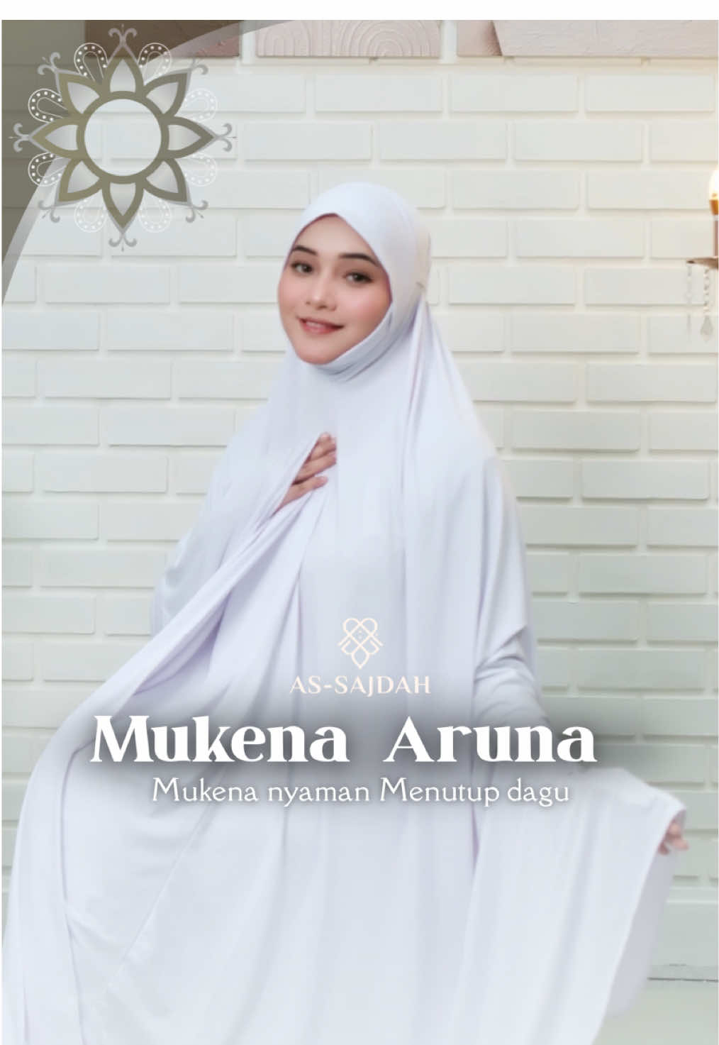 ✨ Mukena Aruna Putih by Assajdah ✨ Sederhana tapi berkelas — keanggunan dalam balutan warna putih yang suci. Mukena Aruna hadir dengan bahan lembut, adem, dan jatuh sempurna, memberi kenyamanan maksimal di setiap sujudmu. Detail halus dan potongan elegan membuatnya tampak mewah tanpa berlebihan. 🌿 Untuk kamu yang menghargai ketenangan dan keindahan dalam ibadah. Assajdah – karena setiap doa pantas dibalut dengan keanggunan. 🤍 #assajdah #mukena #mukenanyaman #mukenaumroh #mukenah #fyp #subsiditiktok #hargamurah 