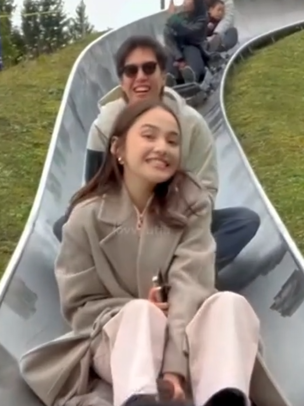 main kereta luncur di pfingstegg😍 indah bgtt pemandangan nya pegunungan grindelwald🏔 😭🫶 sumber instagram ka ryan & El #ElRumi #SyifaHadju #elsyifa #fyp 