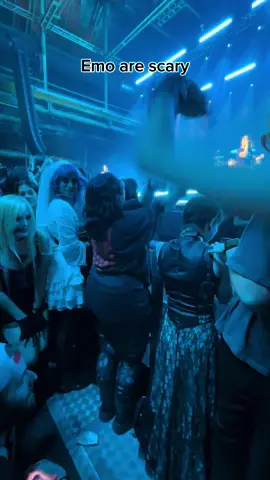 Still can’t believe I caught this on video! Congrats to the happy couple 🖤 @Koneko Kokoru @xX🇩🇪Shadow🇵🇱Xx  #piercetheveil #munich #proposalmagic @Vic Fuentes @Pierce The Veil 