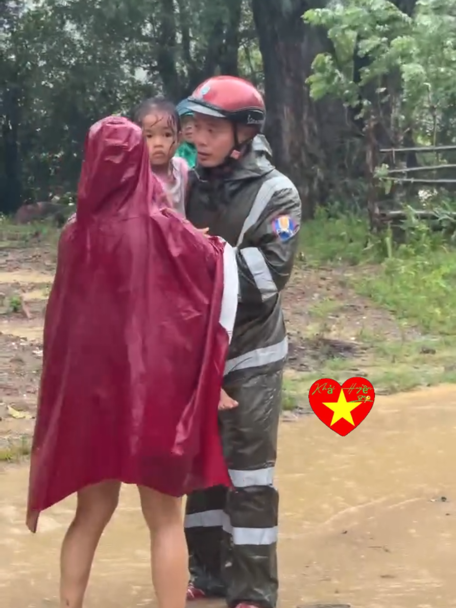 Trả lời @elaineduong256 ⛈️❤️Sức người quá nhỏ bé trước thiên tai, nhưng đoàn kết lại là sức mạnh giúp chúng ta vượt qua! Hình ảnh cán bộ chiến sỹ Công an xã Nga My giúp dân di chuyển ra khỏi khu vực nguy hiểm đến nơi an toàn trong thời điểm cơn bão số 10 (BUALOI) đổ bộ vào rạng sáng ngày 29/9/2025  🫡🫡🇻🇳🇻🇳#tuhaovietnam #cand #congannhandanvietnam👮‍♀️ #vietnam🇻🇳 #bão 