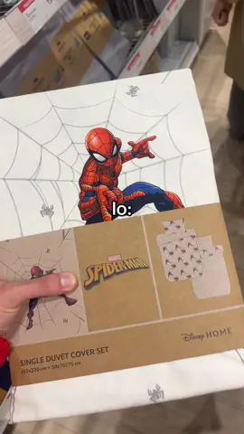 Da grandi poteri derivano grandi responsabilità, anche nelle scelte delle lenzuola #spiderman #jysk #peterparker #theamazingspiderman #marvel 