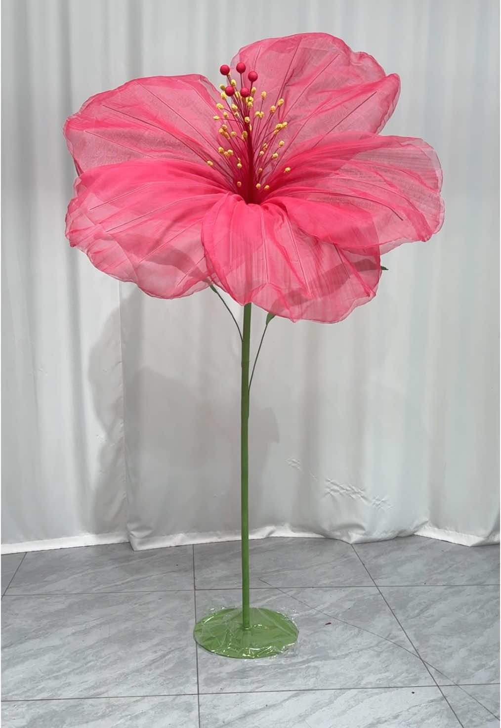 Our team custom-made a giant organza hibiscus flower for an American client! The flower head is 121cm in diameter! Do you like it? #flowerart #flowerdesign #hibiscus #giantflower #flowerdesign #flowerdecoration 