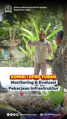 DPRD TUBAN - Dalam menjalankan Fungsi Pengawasan, Komisi I Dewan Perwakilan Rakyat Daerah (DPRD) Kabupaten Tuban melaksanakan kegiatan Monitoring dan Evaluasi (Monev) terhadap sejumlah pekerjaan yang berada di bawah lingkup Dinas Pekerjaan Umum dan Penataan Ruang (PUPR) dan Perumahan Rakyat dan Kawasan Permukiman (PRKP) Kabupaten Tuban. Kamis, (2/10). Dalam pelaksanaannya, Komisi I meninjau langsung pelaksanaan pekerjaan beton yang ada di wilayah kecamatan Singgahan untuk memastikan kualitas serta kesesuaian antara perencanaan dan pelaksanaan di lapangan. “Untuk memastikan pekerjaannya sesuai, maka kami cek langsung ke lapangan” Ujar Suratmin, Ketua Komisi I DPRD Tuban. Secara umum, Komisi I menilai bahwa pelaksanaan pekerjaan telah berjalan sesuai dengan gambar kerja, spesifikasi teknis, serta perencanaan awal. Hal ini menjadi bukti bahwa proses pembangunan berjalan dengan baik, meskipun tetap diperlukan pengawasan berkesinambungan agar hasil yang dicapai benar-benar optimal. “Sudah sesuai dengan perencanaan awal. Meskipun tadi ada beberapa masukan dari anggota Komisi I, pihak kontraktor menyatakan siap menindaklanjuti dan segera memperbaiki sesuai masukan yang diberikan” Tutur Suratmin Suratmin menegaskan, bahwa fungsi pengawasan yang dilakukan DPRD merupakan bagian penting dalam memastikan pembangunan berjalan sesuai aturan, tepat waktu, dan dapat memberikan manfaat maksimal bagi masyarakat Tuban. Wakil rakyat asal kerek itu juga berharap agar ke depan para kontraktor semakin meningkatkan komitmen terhadap mutu pekerjaan, tidak hanya memenuhi aspek teknis tetapi juga memperhatikan kualitas jangka panjang. Selain itu, koordinasi antara pemerintah daerah, kontraktor, dan masyarakat diharapkan terus berjalan baik, sehingga setiap pembangunan yang dilakukan benar-benar dapat mendukung peningkatan kesejahteraan masyarakat Kabupaten Tuban. “Kuncinya adalah koordinasi, agar kualitas pembangunan bisa optimal dan dapat memberikan manfaat bagi masyarakat”. Pungkasnya. (Hie)