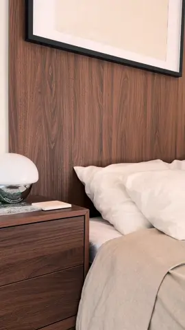 IDEA DORMITORIO 💡 ¿Os gustan los cabeceros de madera?  Pues mirad esta idea: podéis hacer el vuestro usando los paneles laterales de cocina FORBÄTTRA de IKEA. Súper fácil, económico y queda genial. ✨@IKEA.España  #diydecor #ikeahack #decoracion #bedroomideas #homedecor