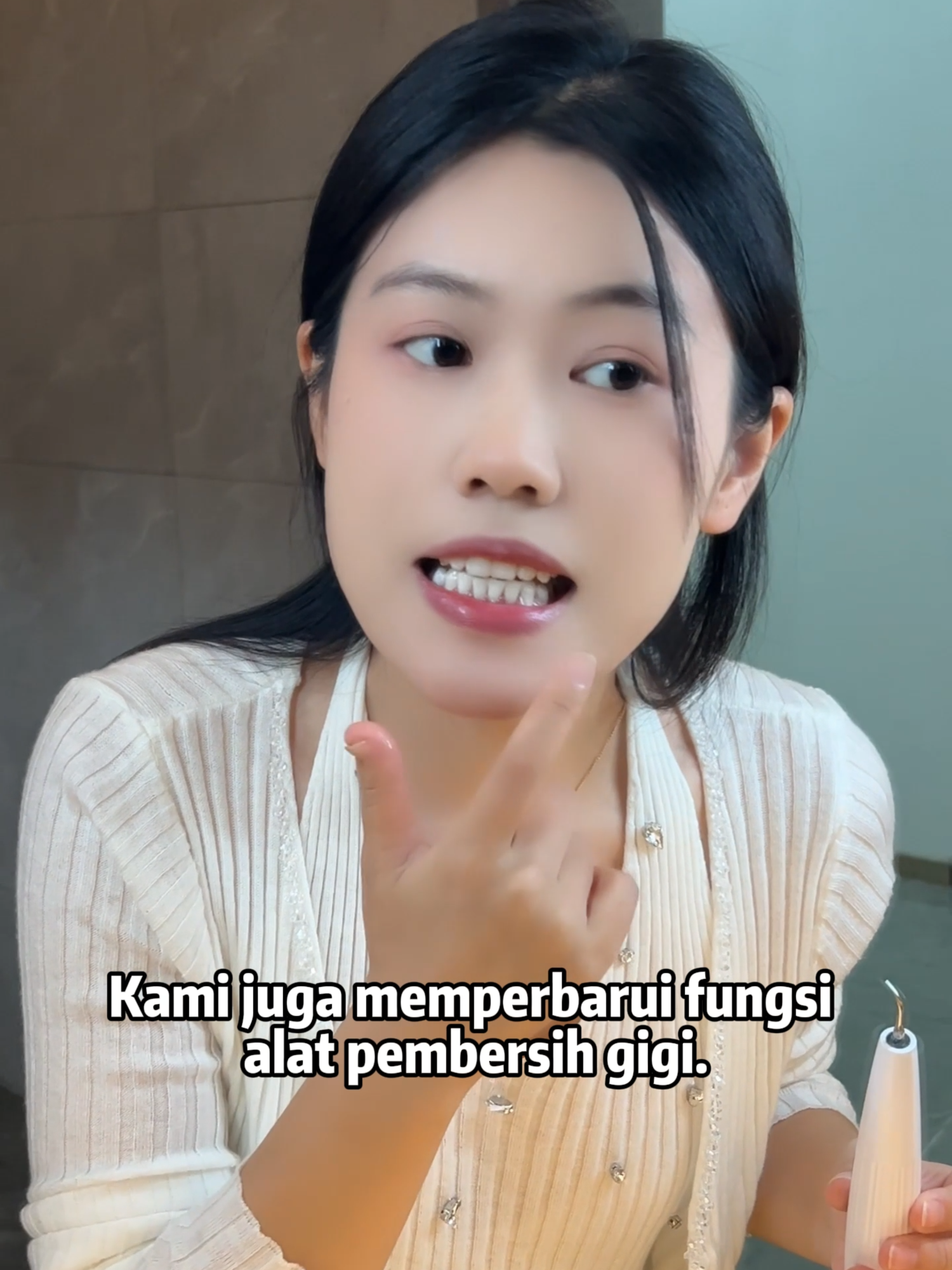 Karena di usia 30+, perawatan gigi butuh lebih dari sekadar sikat biasa. 🧠 Pembersih gigi cerdas: berhenti otomatis saat menyentuh gusi, 5 mode getaran, dan desain elegan. 📈 Investasi kecil untuk senyum yang tahan lama. #pembersihgigi #karanggigi #scalling #gigibersih #scallinggigi #fypシ゚ #baumulut #fyppppppppppppppppppppppp #fyp #fypage