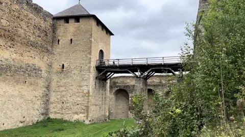 мені подобається як люди оживляють ці кадри  #fyp #architecture #travel #darkfantasy #castle