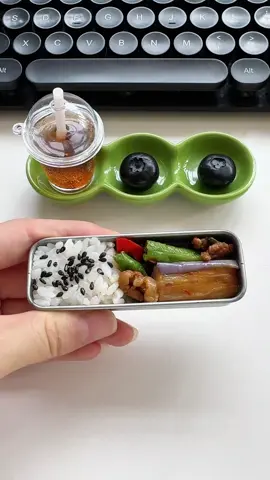 油なしの飯、でも同僚のセリフが濃い。#nevstudio#nevstudiostreetwear#今日のお弁当 #食事#朝ごはん#おすすめ#日常#独身#生活#大食い#먹방#吃播#ストレス発散#節約#暮らし#朝活#食事記録#choker#leatherbelt#earcuff 