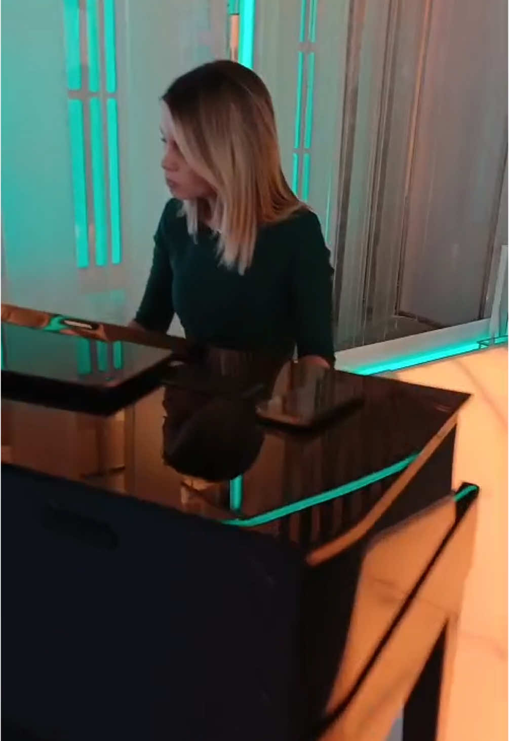 Maja kad vidi pijanino, klavor ili klaviolu obicno ne moze odoljeti  . #dobrojutro #voditelji #izascene 